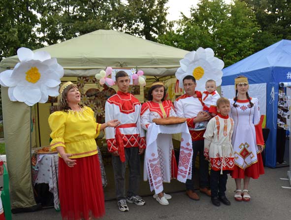На сцене – рядом с мамой и бабушкой