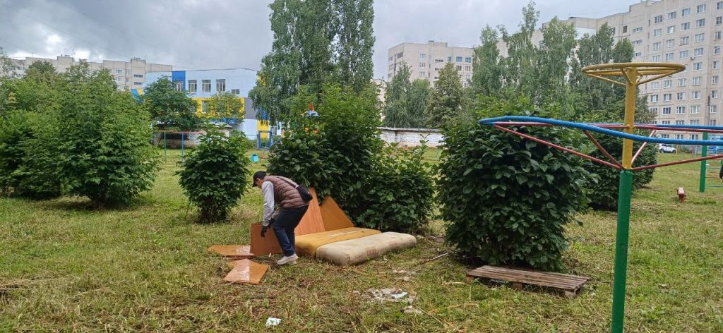 Детям – домик, взрослым – мусор: в чебоксарском дворе навели порядок