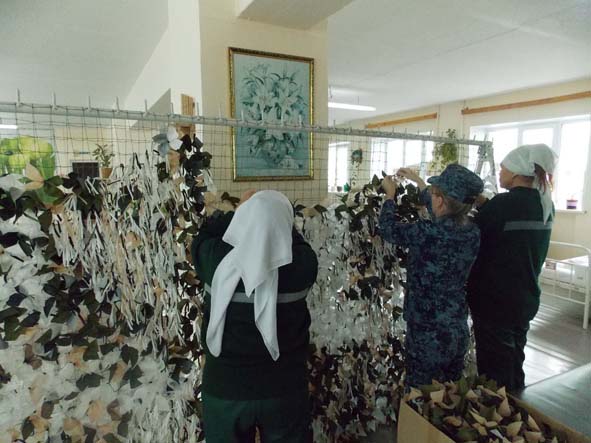 Осужденные женщины плетут сети