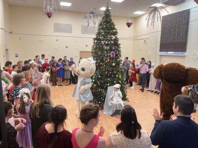 Гости в погонах водили хороводы