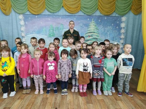 Курсант пришел в детский сад