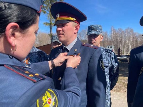 Символ Победы носят у сердца